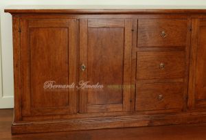 Credenza bassa in noce massiccio piallato a mano con ante e cassetti stile arte povera